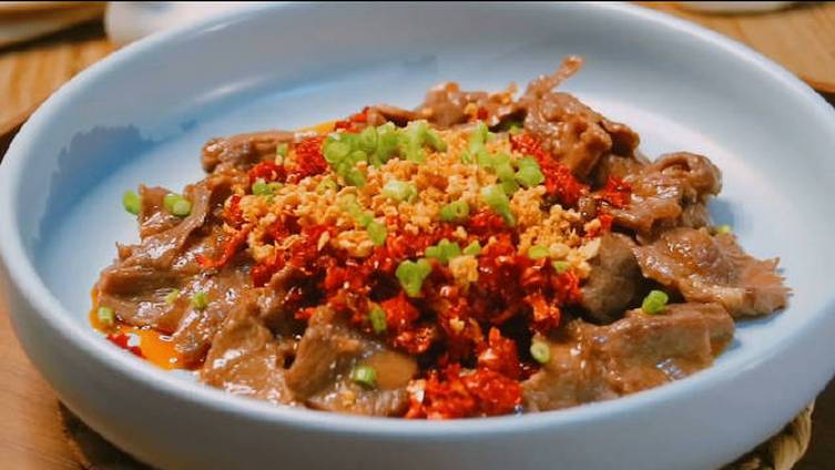 &nbsp;【蒜香牛肉做法】这样的牛肉太鲜嫩了,用辣椒和蒜蓉激发你的味蕾,不要太过瘾!